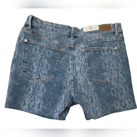 Judy Blue Women's Snake Print Shorts - Picture 4 of 8